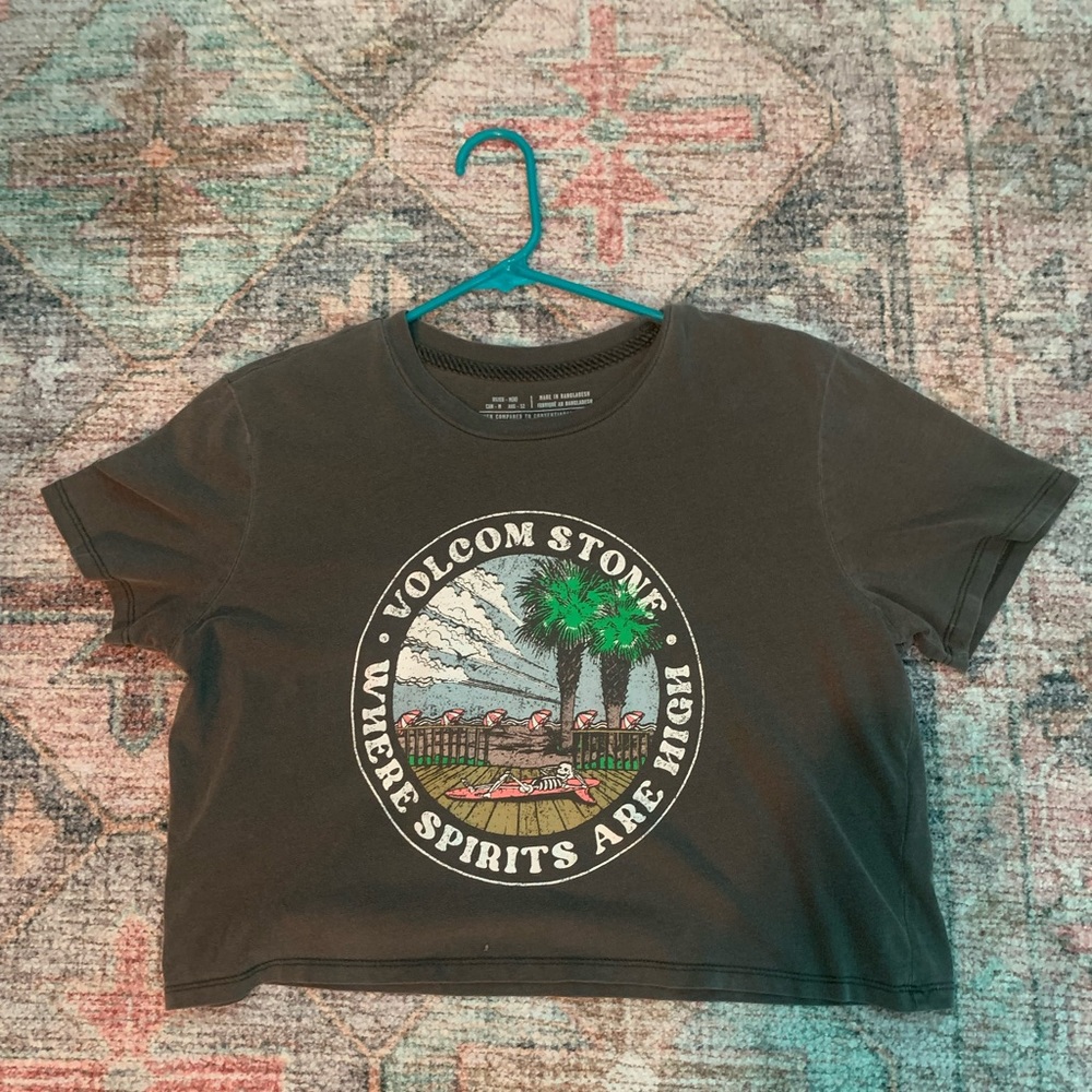 graphic grey crop top !!